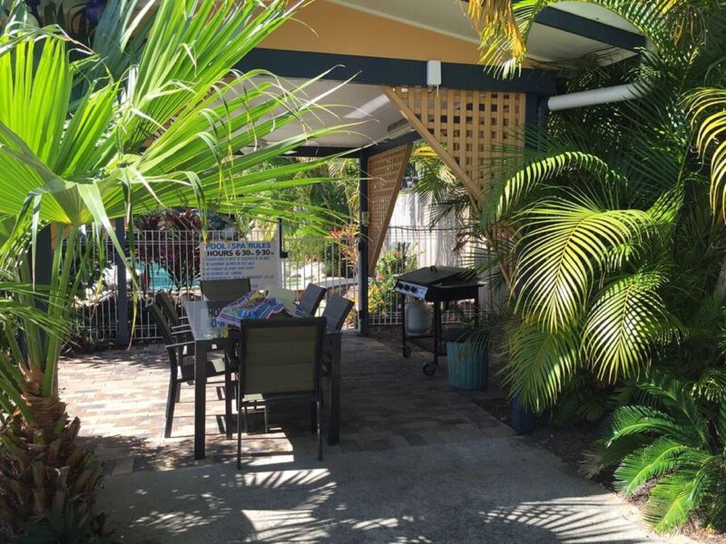 Lazy Lizard Motor Inn Port Douglas Exterior photo